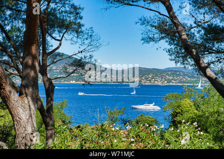 Blick auf die Bucht mit Yachten. Überblick über die Nachbarschaft vom Hügel. Resort im Süden von Frankreich, Saint-Tropez, Frankreich Stockfoto
