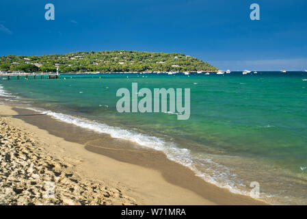 Das Boot im Golf von Saint-Tropez. Wunderschöne Bucht mit Blick auf die Berge und die felsigen Ufer. Provence Cote d'Azur, Frankreich Stockfoto