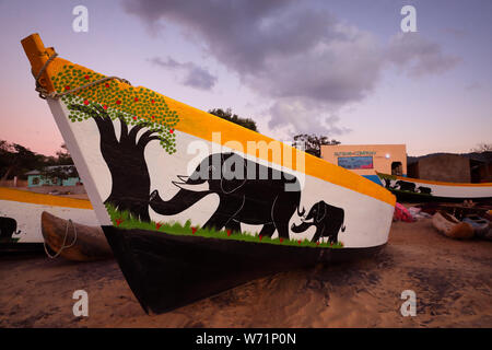 Bunte Fischerboote am Strand von Cape Maclear, Malawi Stockfoto