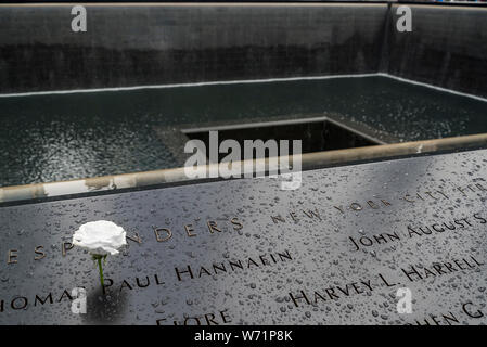 NEW YORK CITY - 20. APRIL 2019: die Namen der Opfer auf dem Bronze Mauern um den Südturm Footprint auf 9 11 Memorial eingeschrieben Stockfoto