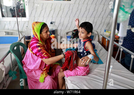 Dhaka, Bangladesch - August 04, 2019: Die Anzahl der Kinder von Dengue-fieber die Heilige Familie Rotkreuz Krankenhaus in Dhaka, Bangladesch leiden. Stockfoto