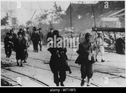[Überlebenden verschieben entlang der Straße nach der Atombombe auf Nagasaki, Japan.] Stockfoto