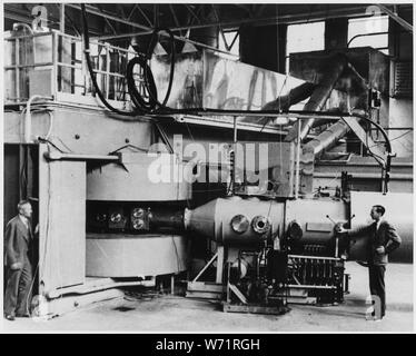 60-Zoll zyklotrons an der Universität von Kalifornien Lawrence Radiation Laboratory, Berkeley; Umfang und Inhalt: ' Foto zeigt den 60-Zoll zyklotrons an der Universität von Kalifornien Lawrence Radiation Laboratory, Berkeley, im August 1939. Die Maschine war die leistungsstärkste atom smasher in der Welt zu der Zeit. Es hatte begonnen, die früh im Jahr. Während der Zeit der Fotografie Dr. Edwin M. McMillan war dabei die Arbeit, die ein Jahr später führte zu der Entdeckung von neptunium (Element 93). Das Instrument wurde später von Dr. Glenn T. Seaborg und seine Kollegen für die Entdeckung von Elem verwendet Stockfoto