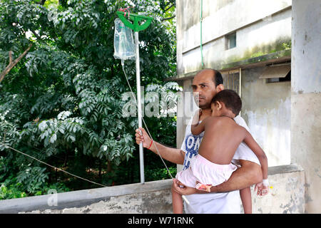 Dhaka, Bangladesch - August 04, 2019: Der Vater kuscheln einem fünf Jahre alten Dengue-fieber-Patienten in den Räumlichkeiten der Heiligen Familie Roten Halbmond medizinische Hochschule Hos Stockfoto