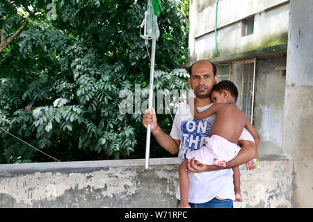 Dhaka, Bangladesch - August 04, 2019: Der Vater kuscheln einem fünf Jahre alten Dengue-fieber-Patienten in den Räumlichkeiten der Heiligen Familie Roten Halbmond medizinische Hochschule Hos Stockfoto