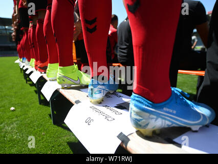 Freiburg, Deutschland. 04 Aug, 2019. Fußball-Bundesliga: SC Freiburg Fotos für die Saison 2019/20 in der Schwarzwaldstadion. Die Spieler stehen auf Bier Bänke vor der Mannschaft Foto Session. Quelle: Patrick Seeger/dpa/Alamy leben Nachrichten Stockfoto