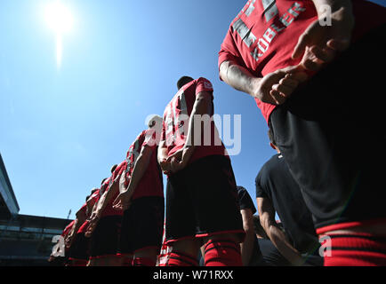 Freiburg, Deutschland. 04 Aug, 2019. Fußball-Bundesliga: SC Freiburg Fotos für die Saison 2019/20 in der Schwarzwaldstadion. Die Spieler stehen auf Bier Bänke vor der Mannschaft Foto Session. Quelle: Patrick Seeger/dpa/Alamy leben Nachrichten Stockfoto