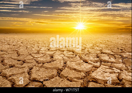 Trockenen Lehmboden Sun Wüste global worming Konzept geknackt verbrannte Erde Boden dürre Wüste Landschaft dramatischer Sonnenuntergang Stockfoto
