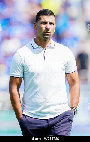 Darmstadt, Deutschland. 04 Aug, 2019. 2. Fussball Bundesliga, SV Darmstadt 98 - Holstein Kiel, 2. Spieltag, in der Merck Stadion am Böllenfalltor. Darmstadts Trainer Dimitrios GRAMMOZIS ist auf dem Platz, bevor das Spiel beginnt. Foto: Uwe Anspach/dpa - WICHTIGER HINWEIS: In Übereinstimmung mit den Anforderungen der DFL Deutsche Fußball Liga oder der DFB Deutscher Fußball-Bund ist es untersagt, zu verwenden oder verwendet Fotos im Stadion und/oder das Spiel in Form von Bildern und/oder Videos - wie Foto Sequenzen getroffen haben./dpa/Alamy leben Nachrichten Stockfoto