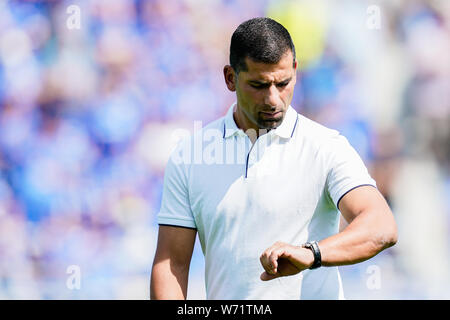 Darmstadt, Deutschland. 04 Aug, 2019. 2. Fussball Bundesliga, SV Darmstadt 98 - Holstein Kiel, 2. Spieltag, in der Merck Stadion am Böllenfalltor. Darmstadts Trainer Dimitrios GRAMMOZIS auf seine Uhr schaut. Foto: Uwe Anspach/dpa - WICHTIGER HINWEIS: In Übereinstimmung mit den Anforderungen der DFL Deutsche Fußball Liga oder der DFB Deutscher Fußball-Bund ist es untersagt, zu verwenden oder verwendet Fotos im Stadion und/oder das Spiel in Form von Bildern und/oder Videos - wie Foto Sequenzen getroffen haben./dpa/Alamy leben Nachrichten Stockfoto