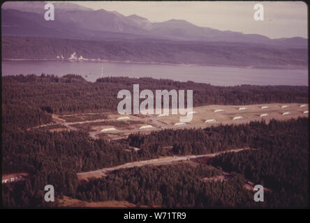 Luftaufnahme nach Nordwesten an U.S. NAVY BANGOR ANHANG INSTALLATION. Munitionsbunker werden GESEHEN IN DER MITTE DES FOTO MIT HAUBE KANAL UND DIE Olympic Mountains im Hintergrund. Es ist IN DIESEM BEREICH ALLGEMEIN, dass neue Einrichtungen gebaut für den Trident-U-Boot Support Website. Derzeit POLARIS-POSEIDON-U-Boote stationiert SIND IN DIESEM ANHANG DER KEYPORT NAVAL TORPEDO STATION Stockfoto