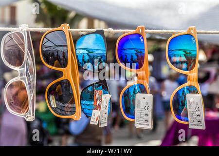 Verschiedene Sonnenbrille auf den Markt Stockfoto