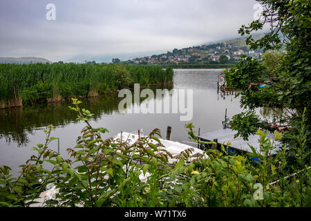 Blick auf den See über die versteckten Dächer von lokalen Boote, Ioannina Insel auf See Pamvotida in der Nähe der schöne kleine Insel in der Nähe der Griechischen Stadt Ioannina. Ohr Stockfoto