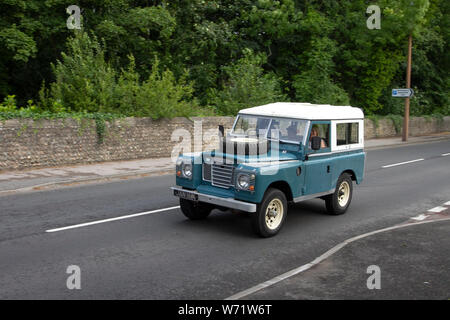 1972 70s 70er Jahre Land Rover 88' - 4 CYL auf dem Weg zur Ausstellung klassischer, im Vintage-Stil erlesener Fahrzeuge des Transport Festivals in der Lytham Hall. Beim Festival of Transport werden Klassiker, Vintage- und Prestige-Fahrzeuge ausgestellt. Stockfoto