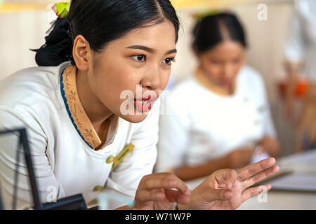 Khaoak, Thailand, 20. Juli 2019: Der Hotel Manager, ein Mädchen, im Gespräch mit den Kunden. Moderner Luxus Hotel in Thailand. Die Rezeption Rezeption. Stockfoto