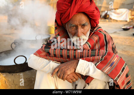 Rabari Mann in einem ländlichen Dorf im Bezirk von Kutch, Gujarat. Die Region Kutch ist bekannt für seine Stammesleben und traditionelle Kultur bekannt. Stockfoto