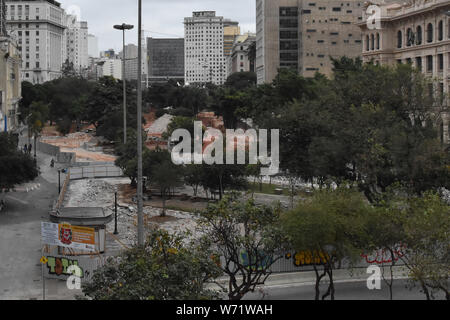 Sao Paulo, Brasilien. 04 Aug, 2019. SÃO PAULO, SP - 04.08.2019: REFORMA DO VALE DO ANHANGABAÚ - São Paulo Gerichtshof hat entschieden, dass die Stadt Halle unterbricht das Schneiden von Vegetation und dem Beginn der Reformen der Anhangabaú Tal. Im Bild das Tal an diesem Sonntag (4). Credit: Foto Arena LTDA/Alamy leben Nachrichten Stockfoto
