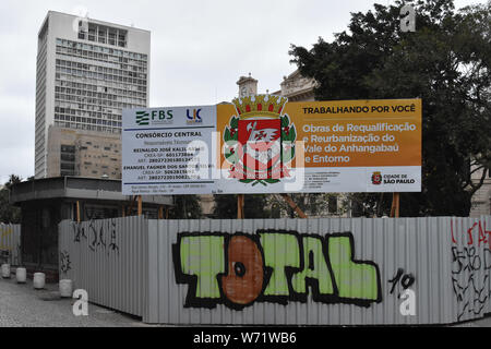 Sao Paulo, Brasilien. 04 Aug, 2019. SÃO PAULO, SP - 04.08.2019: REFORMA DO VALE DO ANHANGABAÚ - São Paulo Gerichtshof hat entschieden, dass die Stadt Halle unterbricht das Schneiden von Vegetation und dem Beginn der Reformen der Anhangabaú Tal. Im Bild das Tal an diesem Sonntag (4). Credit: Foto Arena LTDA/Alamy leben Nachrichten Stockfoto
