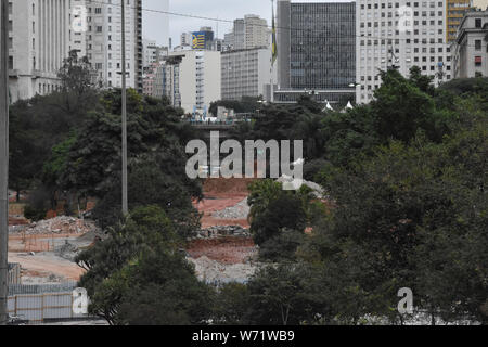 Sao Paulo, Brasilien. 04 Aug, 2019. SÃO PAULO, SP - 04.08.2019: REFORMA DO VALE DO ANHANGABAÚ - São Paulo Gerichtshof hat entschieden, dass die Stadt Halle unterbricht das Schneiden von Vegetation und dem Beginn der Reformen der Anhangabaú Tal. Im Bild das Tal an diesem Sonntag (4). Credit: Foto Arena LTDA/Alamy leben Nachrichten Stockfoto