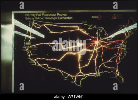 AMTRAK PASSENGER TRAIN ROUTEN IN DEN VEREINIGTEN STAATEN AUF DIESER BELEUCHTETE KARTE AN DER WAND VON NEW YORK CITY PENNSYLVANIA STATION SIND IN 1974. Während DIESES JAHRES DIE GESELLSCHAFT 18.000.000 Passagiere berichtet, IN DEN USA einen Umsatz von $ 256.9 Millionen und ein Defizit von $ 272.6 Millionen. Der Bestand umfasst ca. 2.000 PKW und 110 neue Lokomotiven. AMTRAK LEASES VERWENDUNG DER TRACKS VON EISENBAHNEN DER NATION Stockfoto