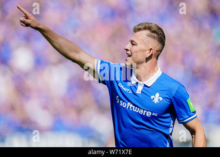 Darmstadt, Deutschland. 04 Aug, 2019. 2. Fussball Bundesliga, SV Darmstadt 98 - Holstein Kiel, 2. Spieltag, in der Merck Stadion am Böllenfalltor. Darmstadts Tim Skarke Jubel über das Tor zum 1:0. Foto: Uwe Anspach/dpa - WICHTIGER HINWEIS: In Übereinstimmung mit den Anforderungen der DFL Deutsche Fußball Liga oder der DFB Deutscher Fußball-Bund ist es untersagt, zu verwenden oder verwendet Fotos im Stadion und/oder das Spiel in Form von Bildern und/oder Videos - wie Foto Sequenzen getroffen haben./dpa/Alamy leben Nachrichten Stockfoto