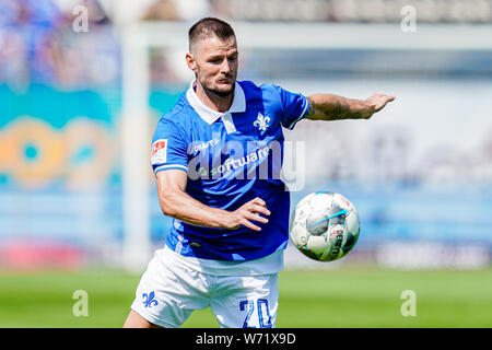 Darmstadt, Deutschland. 04 Aug, 2019. 2. Fussball Bundesliga, SV Darmstadt 98 - Holstein Kiel, 2. Spieltag, in der Merck Stadion am Böllenfalltor. Der Darmstädter Marcel Heller spielt den Ball. Foto: Uwe Anspach/dpa - WICHTIGER HINWEIS: In Übereinstimmung mit den Anforderungen der DFL Deutsche Fußball Liga oder der DFB Deutscher Fußball-Bund ist es untersagt, zu verwenden oder verwendet Fotos im Stadion und/oder das Spiel in Form von Bildern und/oder Videos - wie Foto Sequenzen getroffen haben./dpa/Alamy leben Nachrichten Stockfoto