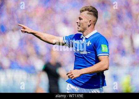 Darmstadt, Deutschland. 04 Aug, 2019. 2. Fussball Bundesliga, SV Darmstadt 98 - Holstein Kiel, 2. Spieltag, in der Merck Stadion am Böllenfalltor. Darmstadts Tim Skarke Jubel über das Tor zum 1:0. Foto: Uwe Anspach/dpa - WICHTIGER HINWEIS: In Übereinstimmung mit den Anforderungen der DFL Deutsche Fußball Liga oder der DFB Deutscher Fußball-Bund ist es untersagt, zu verwenden oder verwendet Fotos im Stadion und/oder das Spiel in Form von Bildern und/oder Videos - wie Foto Sequenzen getroffen haben./dpa/Alamy leben Nachrichten Stockfoto