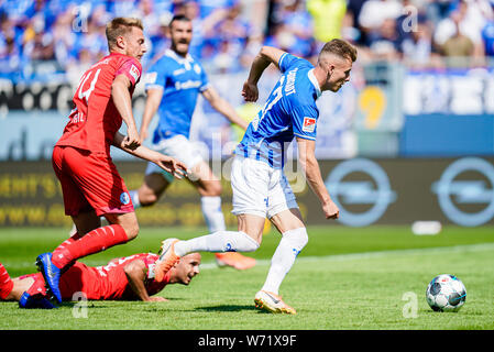 Darmstadt, Deutschland. 04 Aug, 2019. 2. Fussball Bundesliga, SV Darmstadt 98 - Holstein Kiel, 2. Spieltag, in der Merck Stadion am Böllenfalltor. Darmstadts Tim Skarke (r) Kerben das Ziel auf 1:0. Foto: Uwe Anspach/dpa - WICHTIGER HINWEIS: In Übereinstimmung mit den Anforderungen der DFL Deutsche Fußball Liga oder der DFB Deutscher Fußball-Bund ist es untersagt, zu verwenden oder verwendet Fotos im Stadion und/oder das Spiel in Form von Bildern und/oder Videos - wie Foto Sequenzen getroffen haben./dpa/Alamy leben Nachrichten Stockfoto