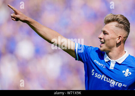 Darmstadt, Deutschland. 04 Aug, 2019. 2. Fussball Bundesliga, SV Darmstadt 98 - Holstein Kiel, 2. Spieltag, in der Merck Stadion am Böllenfalltor. Darmstadts Tim Skarke Jubel über das Tor zum 1:0. Foto: Uwe Anspach/dpa - WICHTIGER HINWEIS: In Übereinstimmung mit den Anforderungen der DFL Deutsche Fußball Liga oder der DFB Deutscher Fußball-Bund ist es untersagt, zu verwenden oder verwendet Fotos im Stadion und/oder das Spiel in Form von Bildern und/oder Videos - wie Foto Sequenzen getroffen haben./dpa/Alamy leben Nachrichten Stockfoto