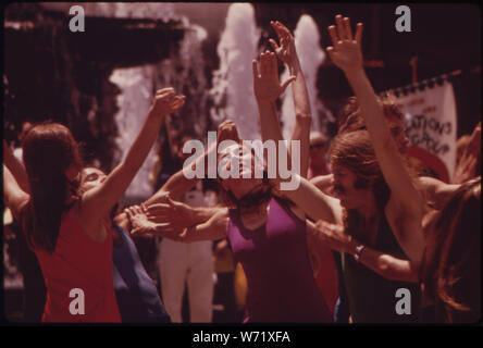 AUGUST BRINGT DAS D'AUG TAGE Fountain Square. D'AUG TAGE IST EIN MONAT LANG FESTIVAL DER KÜNSTE präsentiert, FÜR UND DURCH DIE MENSCHEN. MARILYN WOODS (CENTER, Facing) tanzt mit ihr feiern GRUPPE IM QUADRAT Stockfoto