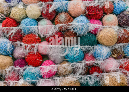 Bunte Kugeln aus Wolle zum Stricken zu Hause Stockfoto