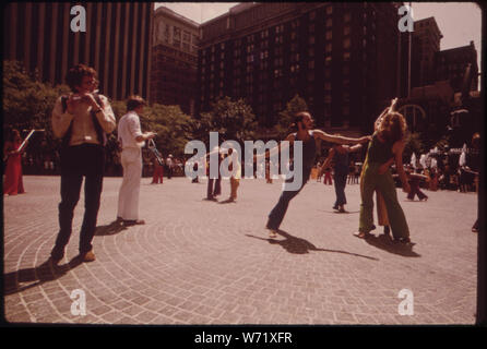 AUGUST BRINGT DAS D'AUG TAGE Fountain Square. D'AUG TAGE IST EIN MONAT LANG FESTIVAL DER KÜNSTE präsentiert, FÜR UND DURCH DIE MENSCHEN. Die NEUEN MEDIEN THEATER VON CINCINNATI UND DIE FEIERN GRUPPE VON NEW YORK TANZ IM QUADRAT Stockfoto