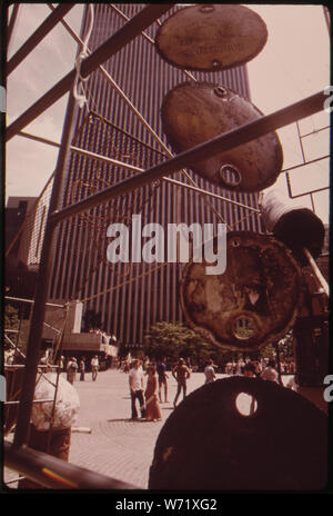 AUGUST BRINGT DAS D'AUG TAGE Fountain Square. D'AUG TAGE IST EIN MONAT LANG FESTIVAL DER KÜNSTE präsentiert, FÜR UND DURCH DIE MENSCHEN. Rohr-und-JUNK SKULPTUR MIT DU BOIS Turm im Hintergrund Stockfoto