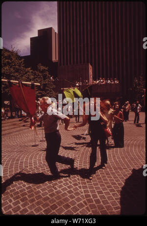 AUGUST BRINGT DAS D'AUG TAGE Fountain Square. D'AUG TAGE IST EIN MONAT LANG FESTIVAL DER KÜNSTE präsentiert, FÜR UND DURCH DIE MENSCHEN. TROUPES TANZEN IN DEN PLATZ SIND DIE "Jungen-IN-HERZ ZUSCHAUER Stockfoto