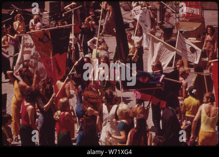 AUGUST BRINGT DAS D'AUG TAGE Fountain Square. D'AUG TAGE IST EIN MONAT LANG FESTIVAL DER KÜNSTE präsentiert, FÜR UND DURCH DIE MENSCHEN. Die feierlichkeiten TANZ GRUPPE VON NEW YORK UND DEN NEUEN MEDIEN THEATER VON CINCINNATI KONVERGIEREN IM QUADRAT WÄHREND DES FESTIVAL Stockfoto