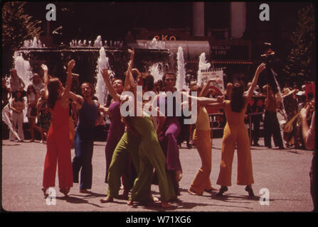 AUGUST BRINGT DAS D'AUG TAGE Fountain Square. D'AUG TAGE IST EIN MONAT LANG FESTIVAL DER KÜNSTE präsentiert, FÜR UND DURCH DIE MENSCHEN. Die feste GRUPPE VON NEW YORK TANZT VOR DER TYLER DAVIDSON BRUNNEN Stockfoto