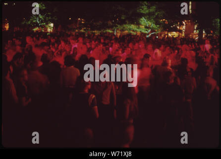 AUGUST BRINGT DAS D'AUG TAGE Fountain Square. D'AUG TAGE IST EIN MONAT LANG FESTIVAL DER KÜNSTE präsentiert, FÜR UND DURCH DIE MENSCHEN. Menschenmassen AUF DEM PLATZ ZUSEHEN, WIE TÄNZER UNTER STRAHLER Stockfoto