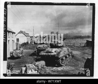 Amerikanische Panzer Fans in der Nähe von Gelin, Belgien zu Knall am Eingeschlossene deutsche Infanterie Stockfoto