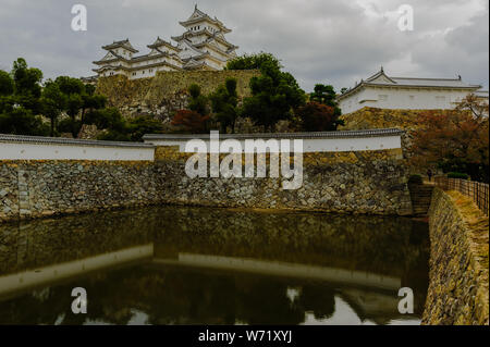 Eindruck von Himeji-jo (Burg von Himeji) auch bekannt als White Egret Schloss oder Burg Weissreiher Struktur der starken Defense System zeigt, Japan 2018 Stockfoto