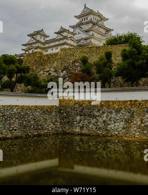 Eindruck von Himeji-jo (Burg von Himeji) auch bekannt als White Egret Schloss oder Burg Weissreiher Struktur der starken Defense System zeigt, Japan 2018 Stockfoto