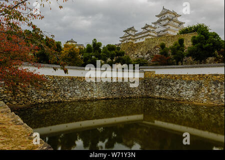 Eindruck von Himeji-jo (Burg von Himeji) auch bekannt als White Egret Schloss oder Burg Weissreiher Struktur der starken Defense System zeigt, Japan 2018 Stockfoto