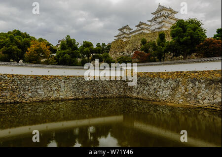 Eindruck von Himeji-jo (Burg von Himeji) auch bekannt als White Egret Schloss oder Burg Weissreiher Struktur der starken Defense System zeigt, Japan 2018 Stockfoto