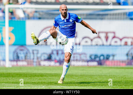 Darmstadt, Deutschland. 04 Aug, 2019. 2. Fussball Bundesliga, SV Darmstadt 98 - Holstein Kiel, 2. Spieltag, in der Merck Stadion am Böllenfalltor. Darmstadts Patrick Herrmann spielt den Ball. Foto: Uwe Anspach/dpa - WICHTIGER HINWEIS: In Übereinstimmung mit den Anforderungen der DFL Deutsche Fußball Liga oder der DFB Deutscher Fußball-Bund ist es untersagt, zu verwenden oder verwendet Fotos im Stadion und/oder das Spiel in Form von Bildern und/oder Videos - wie Foto Sequenzen getroffen haben./dpa/Alamy leben Nachrichten Stockfoto