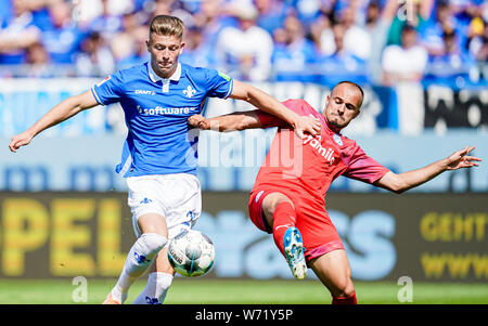 Darmstadt, Deutschland. 04 Aug, 2019. 2. Fussball Bundesliga, SV Darmstadt 98 - Holstein Kiel, 2. Spieltag, in der Merck Stadion am Böllenfalltor. Darmstadts Tim Skarke (l) und Kiels Darko Todorovic kämpfen um den Ball. Foto: Uwe Anspach/dpa - WICHTIGER HINWEIS: In Übereinstimmung mit den Anforderungen der DFL Deutsche Fußball Liga oder der DFB Deutscher Fußball-Bund ist es untersagt, zu verwenden oder verwendet Fotos im Stadion und/oder das Spiel in Form von Bildern und/oder Videos - wie Foto Sequenzen getroffen haben./dpa/Alamy leben Nachrichten Stockfoto