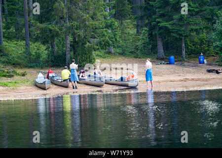 Kanus am Strand / an einem Lager. Black River (svartälven) in der Wüste, Schweden Stockfoto