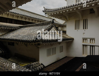 Eindruck von Himeji-jo (Burg von Himeji) auch bekannt als White Egret Schloss oder Burg Weissreiher Struktur der starken Defense System zeigt, Japan 2018 Stockfoto