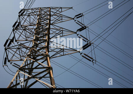 Abbildung: PLN Strom Netz. Durch eine Störung in der 500-kV-Ungaran und Pemalang Getriebe, der Strom war weg in einer Reihe von Bereichen auf der Insel Java, Indonesien heute Sonntag, 04.08.2019 um 11.48 Western Indonesien. Dies macht die Übertragung von Osten nach Westen und wird von allen Kraftwerk Ausflüge auf den zentralen und westlichen Seiten der Java gefolgt. Darüber hinaus gab es eine Störung in der 500-kV-SUTET (Extra hohe Spannung Air Line) Power Transmission, die in Stromausfälle in einigen Gebieten von West Java geführt. (Foto von kuncoro Widyo Rumpoko/Pazifik Pres Stockfoto