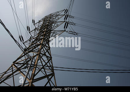 Abbildung: PLN Strom Netz. Durch eine Störung in der 500-kV-Ungaran und Pemalang Getriebe, der Strom war weg in einer Reihe von Bereichen auf der Insel Java, Indonesien heute Sonntag, 04.08.2019 um 11.48 Western Indonesien. Dies macht die Übertragung von Osten nach Westen und wird von allen Kraftwerk Ausflüge auf den zentralen und westlichen Seiten der Java gefolgt. Darüber hinaus gab es eine Störung in der 500-kV-SUTET (Extra hohe Spannung Air Line) Power Transmission, die in Stromausfälle in einigen Gebieten von West Java geführt. (Foto von kuncoro Widyo Rumpoko/Pazifik Pres Stockfoto