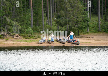 Kanus am Strand / an einem Lager. Black River (svartälven) in der Wüste, Schweden Stockfoto