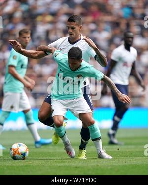 Tottenham Hotspur ist Erik Lamela (zurück) und Inter Mailand von Stefano Sensi Kampf um den Ball während der Internationalen Champions Cup match Bei Tottenham Hotspur Stadium, London. Stockfoto